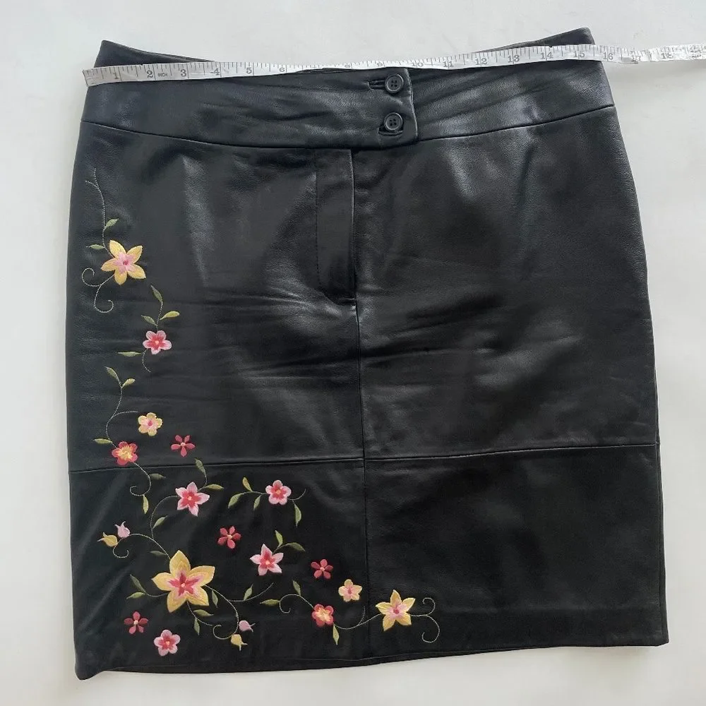 Vintage black genuine leather floral embroidered mini skirt - Picture 7 of 7